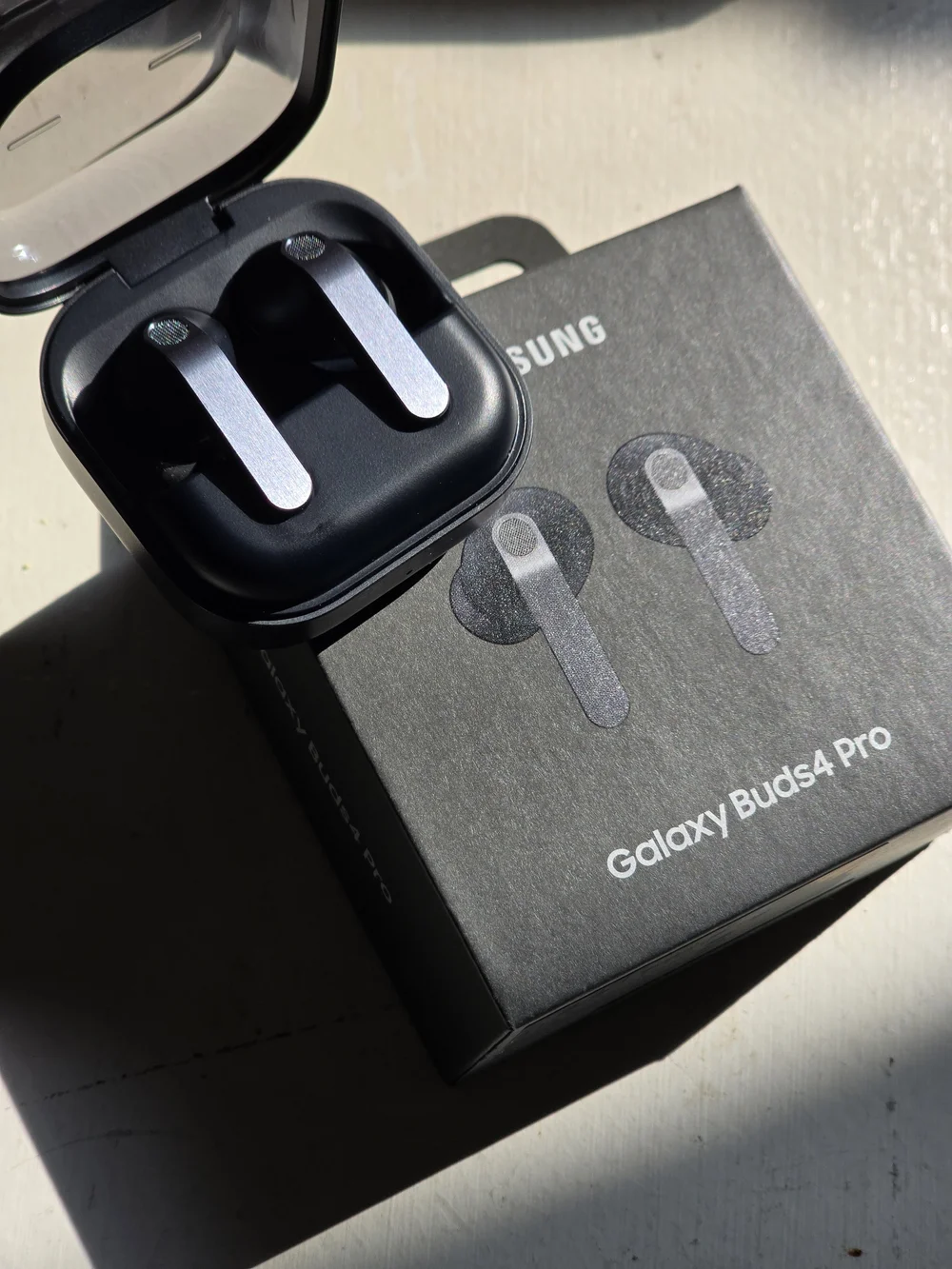 Samsung Galaxy Buds4 Pro — Charcoal Black Box